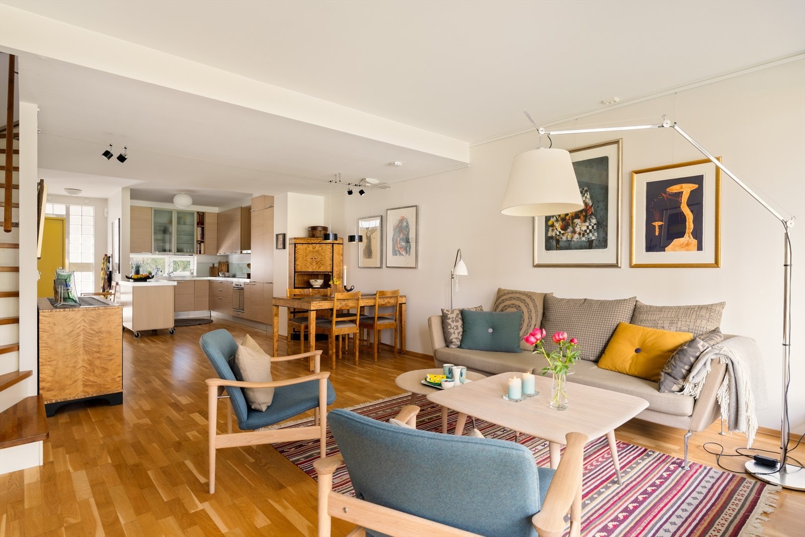 Stue/kjøkken ligger i åpen sone og måler hele 42,5m². Galleribilde