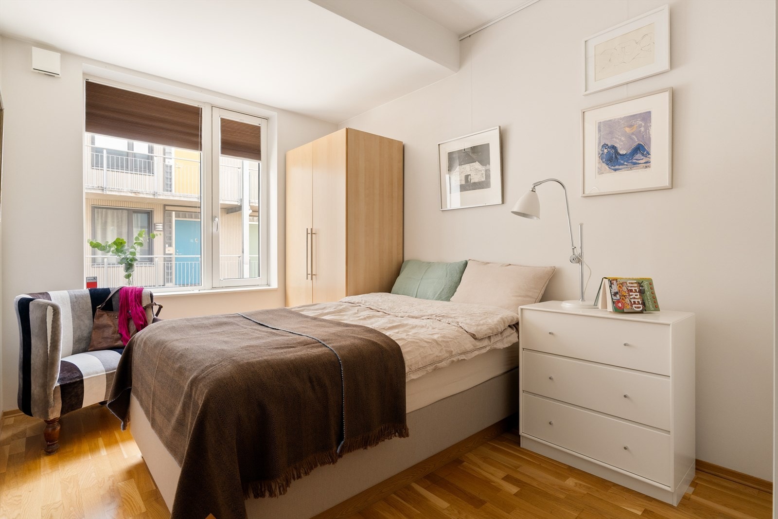Soverommene er på hhv. 10,4m², 8,9m² og 8,3m². Alle med parkett på gulv og malte gipsflater på vegg. Galleribilde