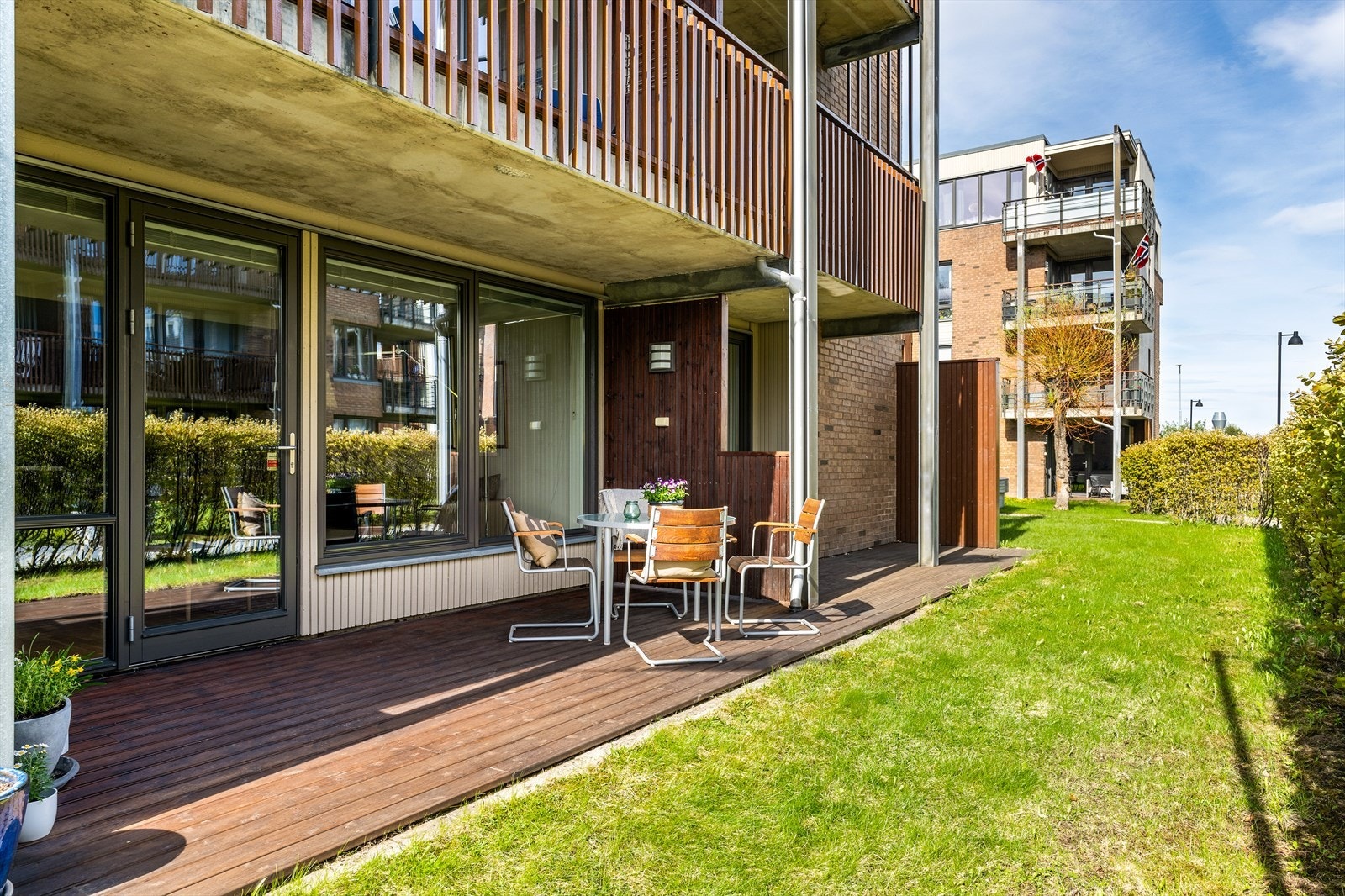 Fra markterrasse i 1. etg har man også tilgang til en pent opparbeidet grøntareal. Galleribilde