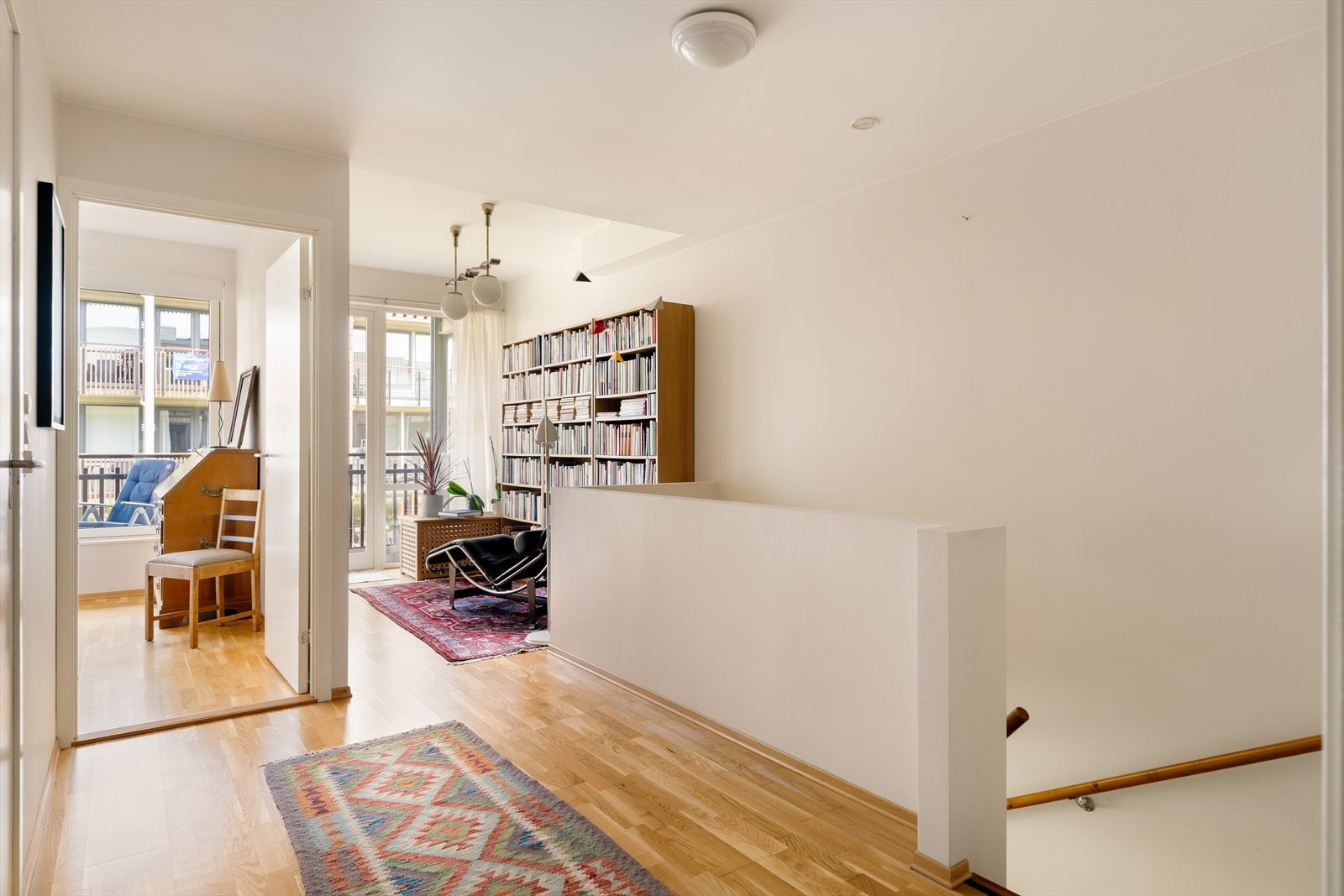 2. etasje består av 3 romslige soverom, gang, arbeidsrom/kontor og bad. Galleribilde