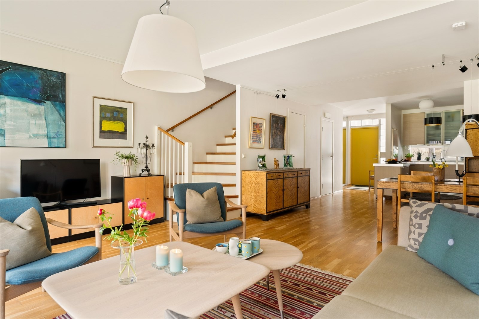 Boligens oppvarmes ved hjelp av radiatorer med fjernvarme. Galleribilde