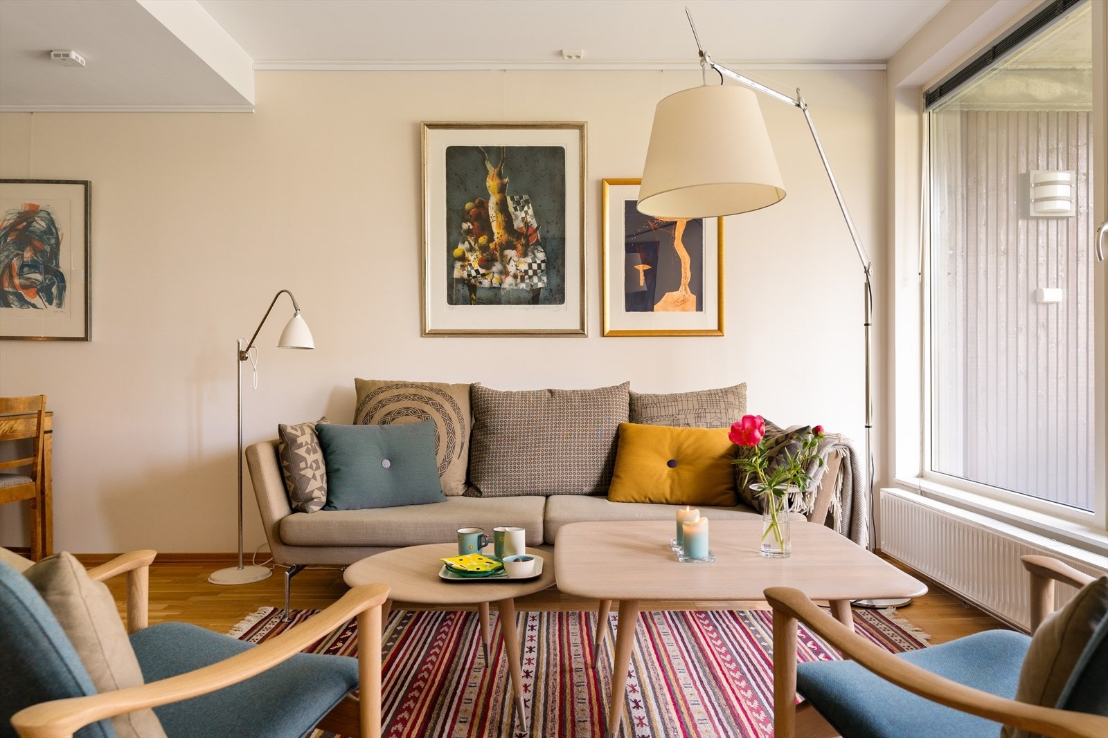Parkett på gulv og listefrie overganger mellom himling/vegg er gjennomgående i boligen. Moderne og lettvint! Galleribilde