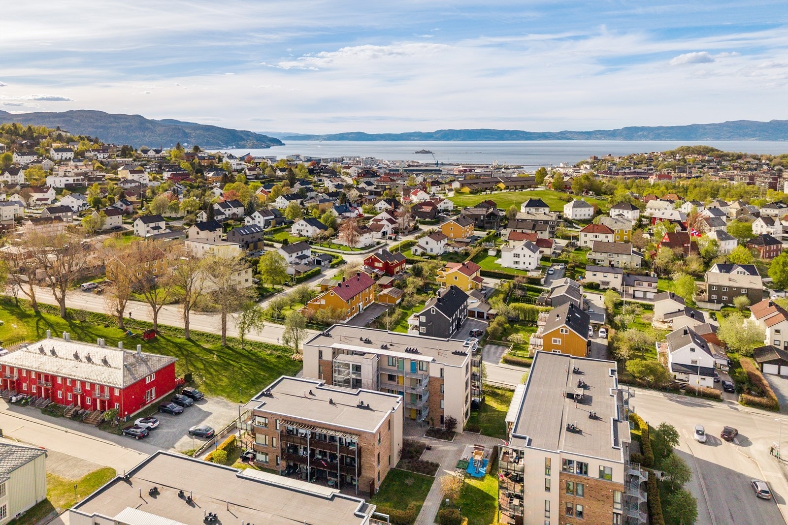 Området byr på det meste man kunne tenke seg, både for familier og enslige. Flotte turområder, store grøntområder m.m. Galleribilde