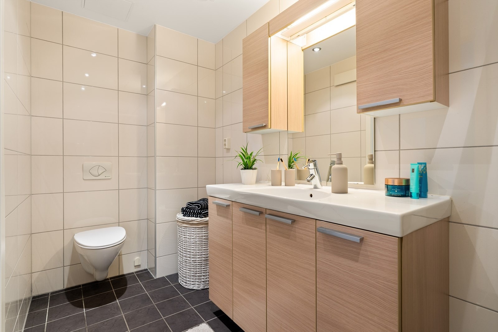 Badet holder et meget pent og tidsmessig design. Lekre, flislagte overflater og innredninger i samme stil som kjøkken. Galleribilde