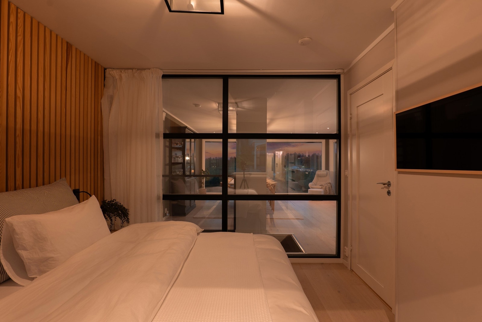 Gardiner festet til skinne vekker hotellfølelsen og skjermer hovedsoverommet fra stuen. Galleribilde