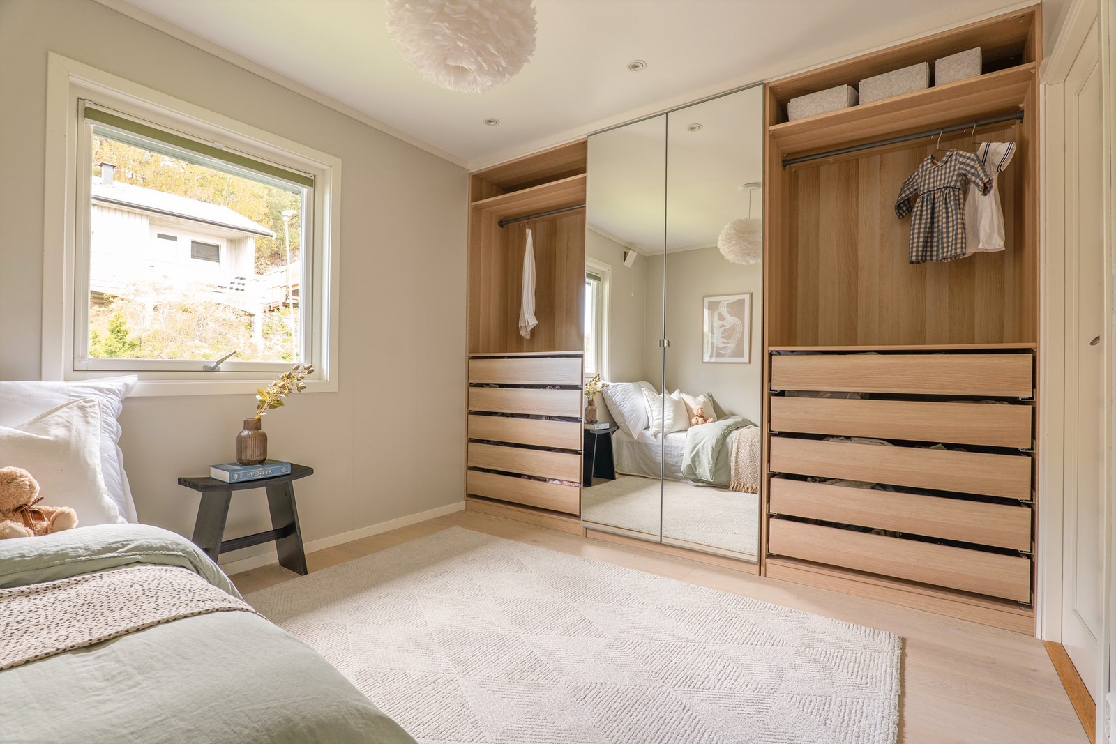 Åpen garderobe i serien Pax fra IKEA - fleksibel og enkel å tilpasse egne preferanser. Galleribilde