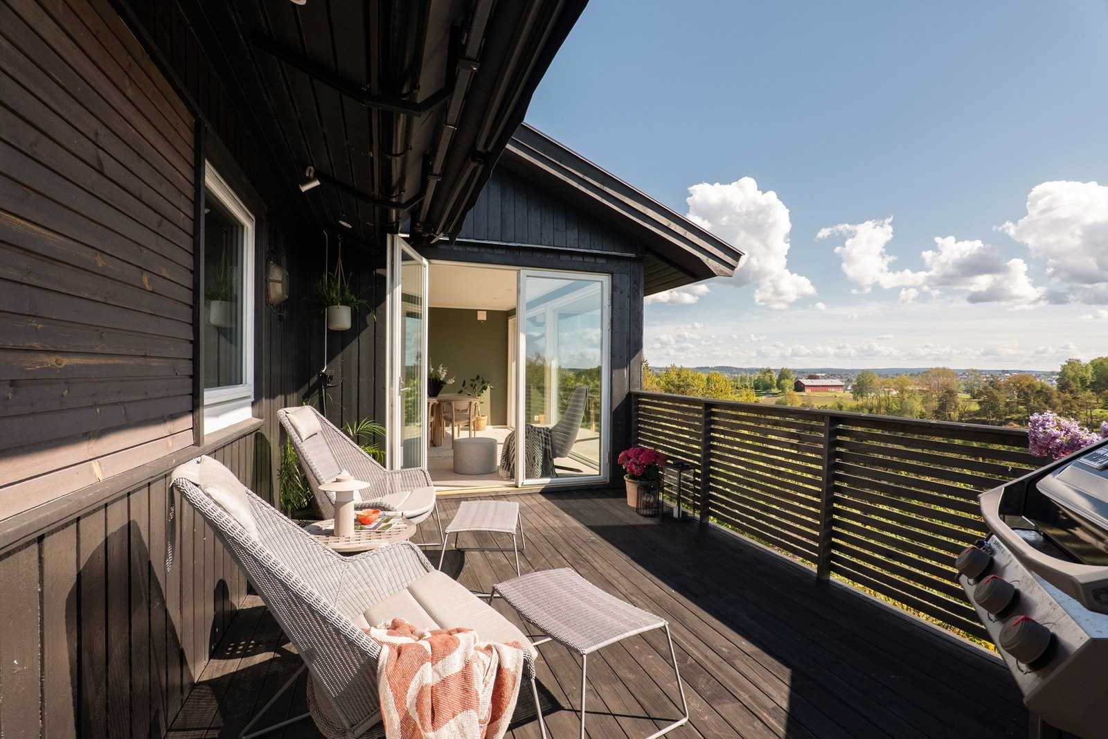 Vel så flott utsikt sees på terrassen. Med markisen ute får du solskjerming på dagtid og et lunende tak over hodet på kveldstid. Galleribilde