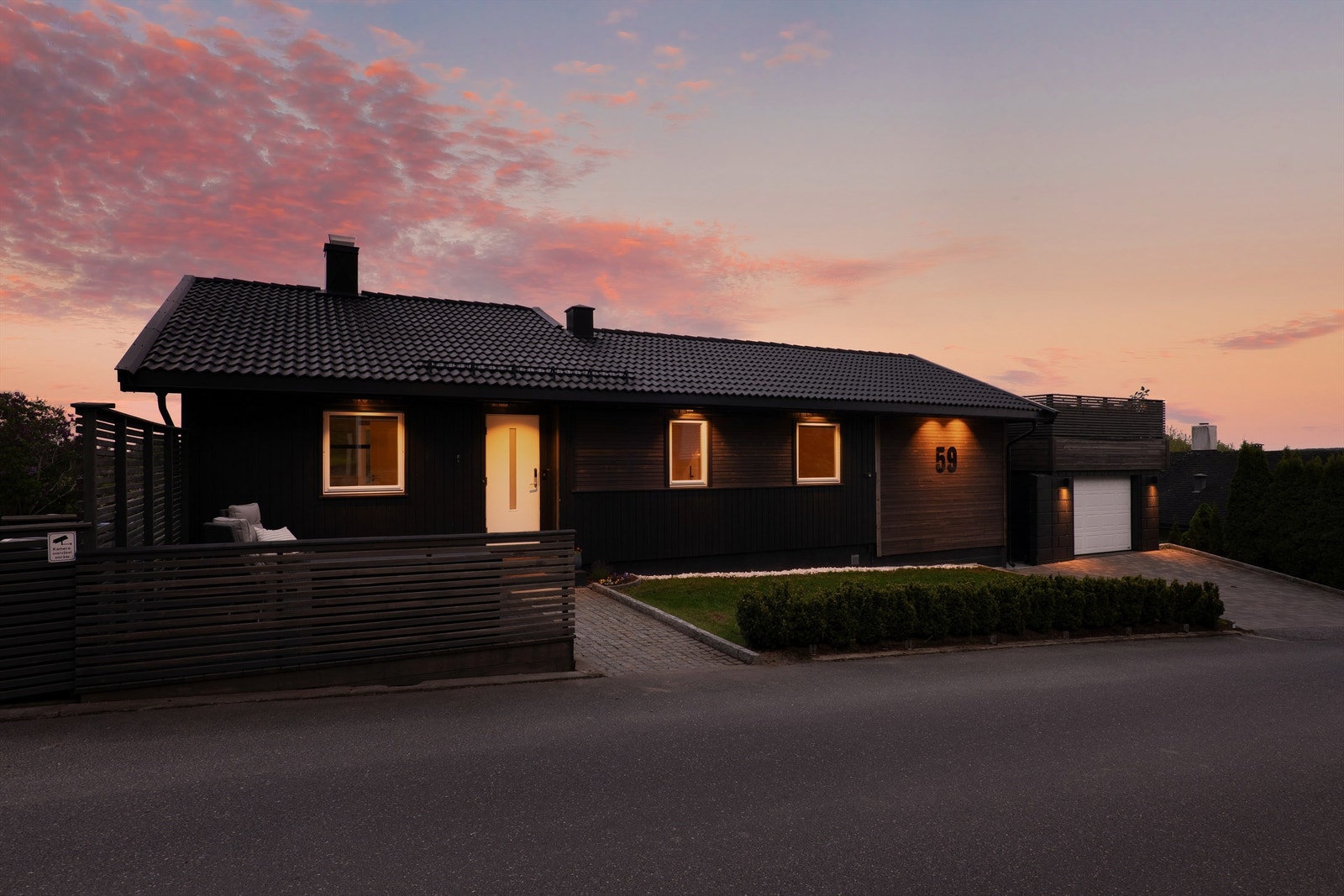 Utenom garasjen tilknyttet boligens hoveddel er det anlagt biloppstillingsplass nord på tomten som i dag disponeres av hybelen. Galleribilde