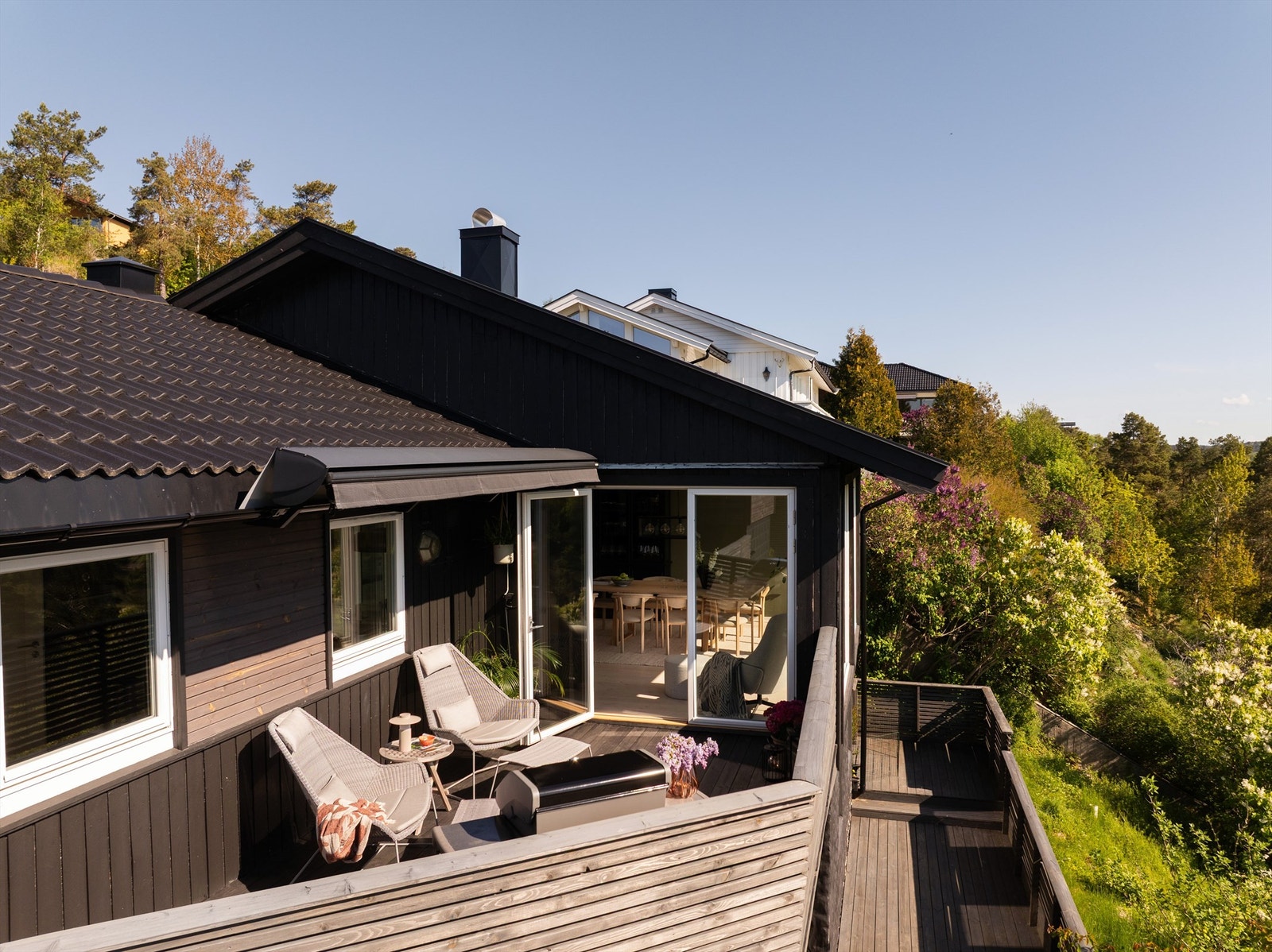 Hoveddelen har også en østvendt terrasse med markise - et lunere alternativ til takterrassen. Galleribilde
