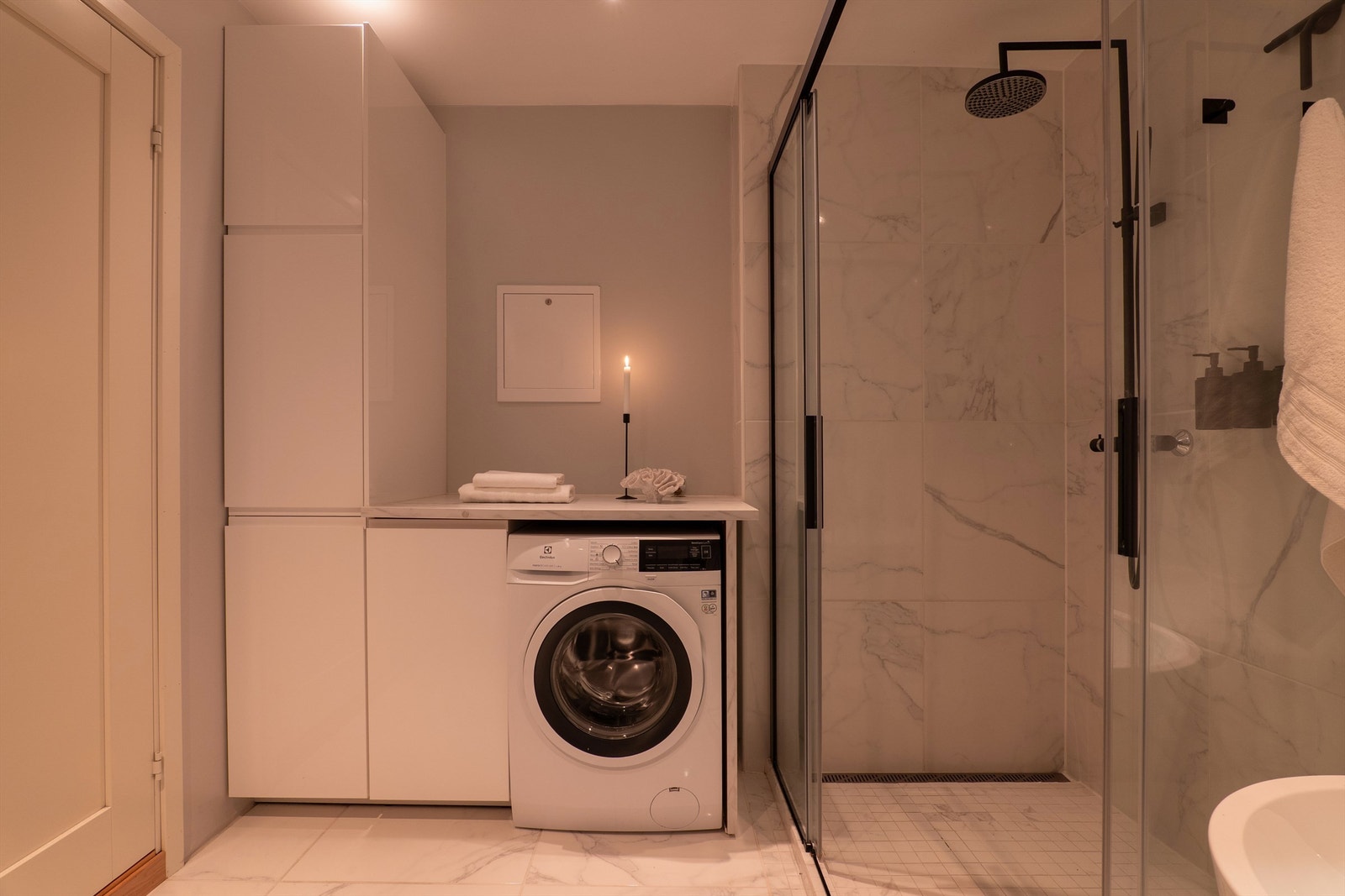 Badet er velutnyttet og smart innredet også til vaskeromsformål. Galleribilde