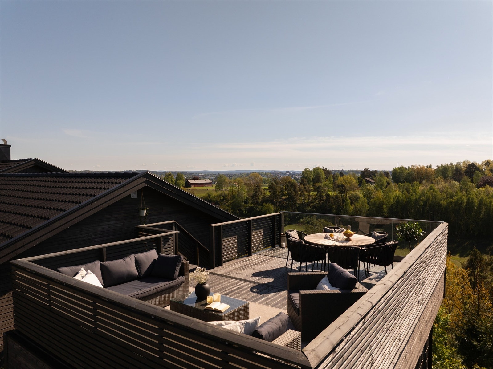 Nyt både herlig utsikt og sol hele dagen på garasjens over 30 kvm. store takterrasse. Galleribilde