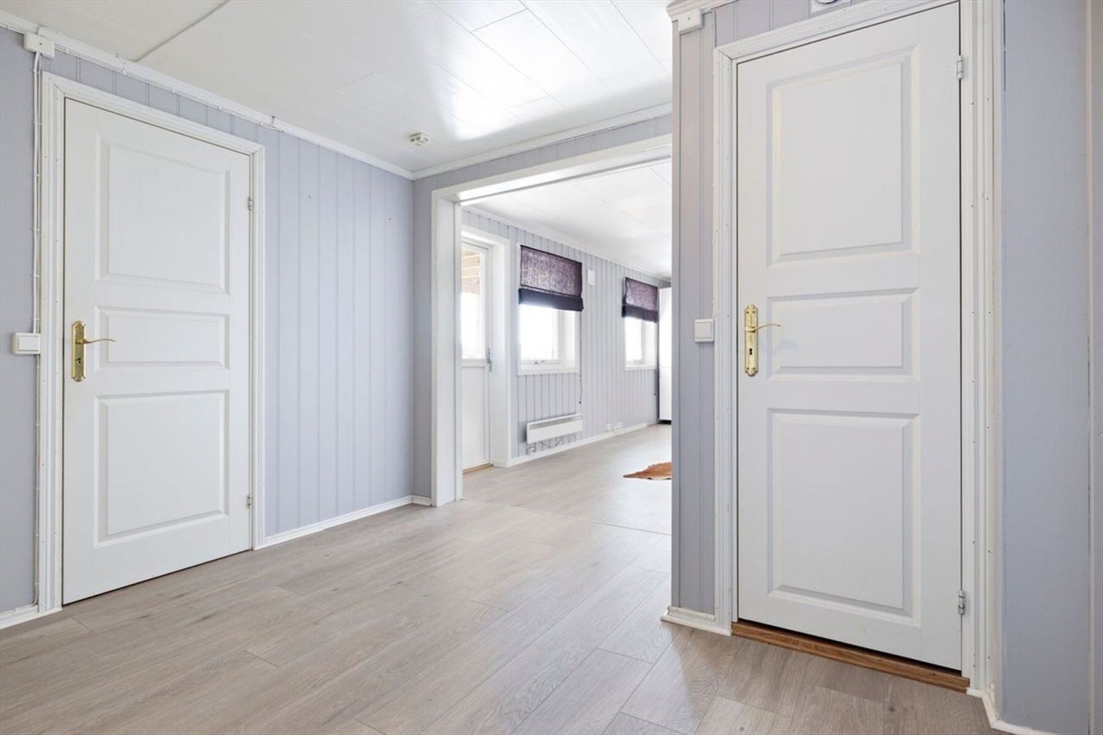 Innvendig dør mellom hybel og hoveddel gjør det mulig å benytte hele boligen under ett. Bildet er hentet fra tidligere annonse. Galleribilde