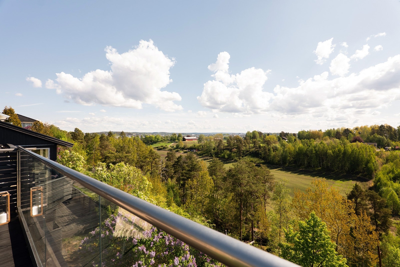 Sommerstid kommer solen til takterrassen allerede fra den står opp over horisonten i øst. Galleribilde