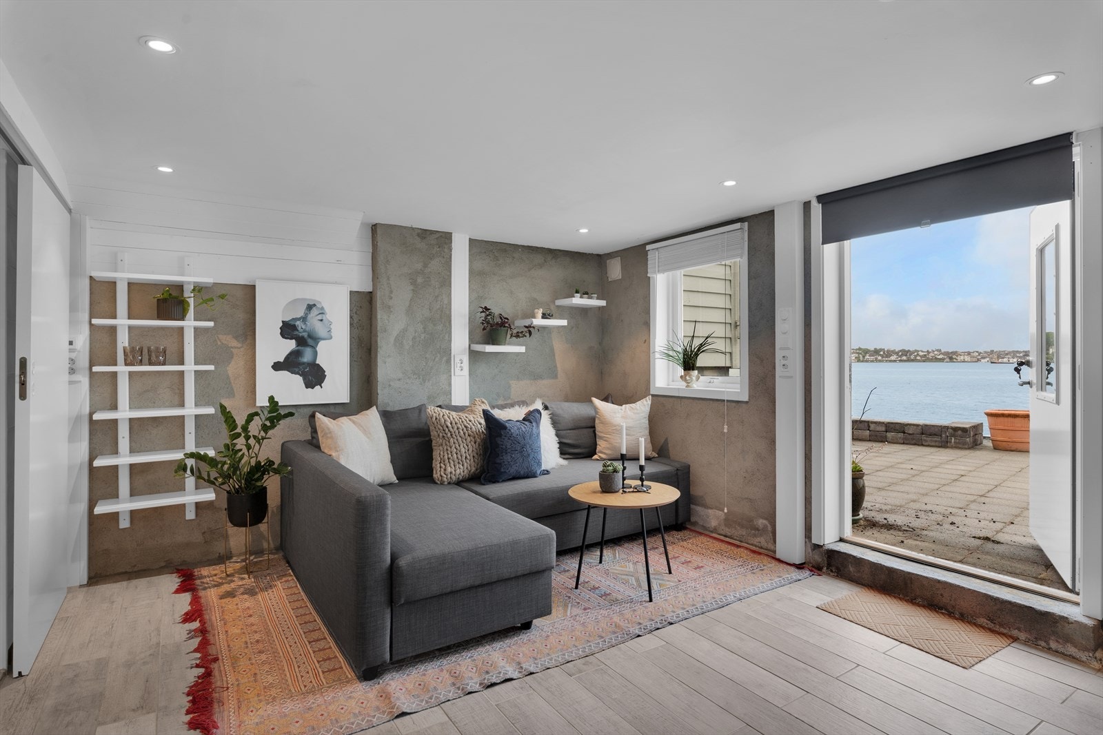 Stue u.etg.- utgang til brygge og terrasse Galleribilde
