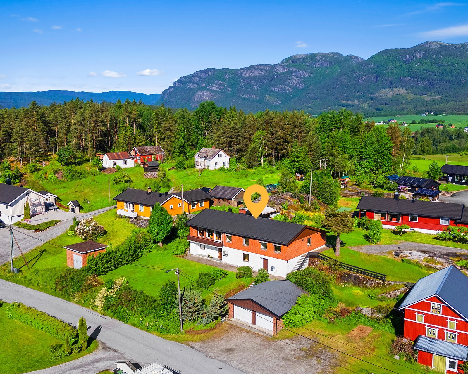 Lokalmegleren & Partners Langkåshaugen - Stor og innholdsrik eiendom med utleiedel | 3 bad, 3 kjøkken, dobbelgarasje og flott beliggenhet! Bergenve