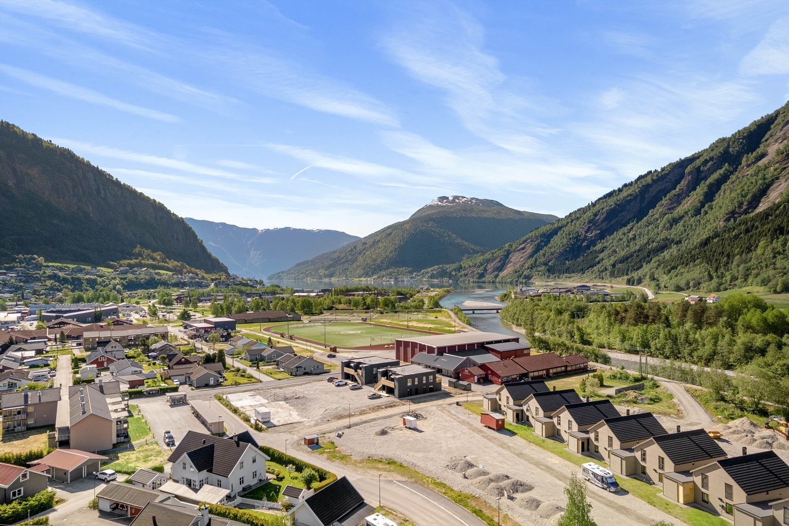 Sentral plassering med gangasvtand til alt av butikkar, skular og barnehage. Galleribilde