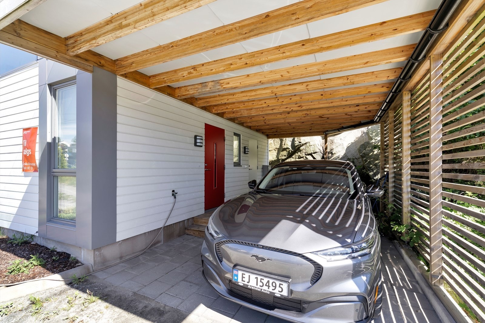 Praktisk carport med direkte adkomst til boligen. Galleribilde
