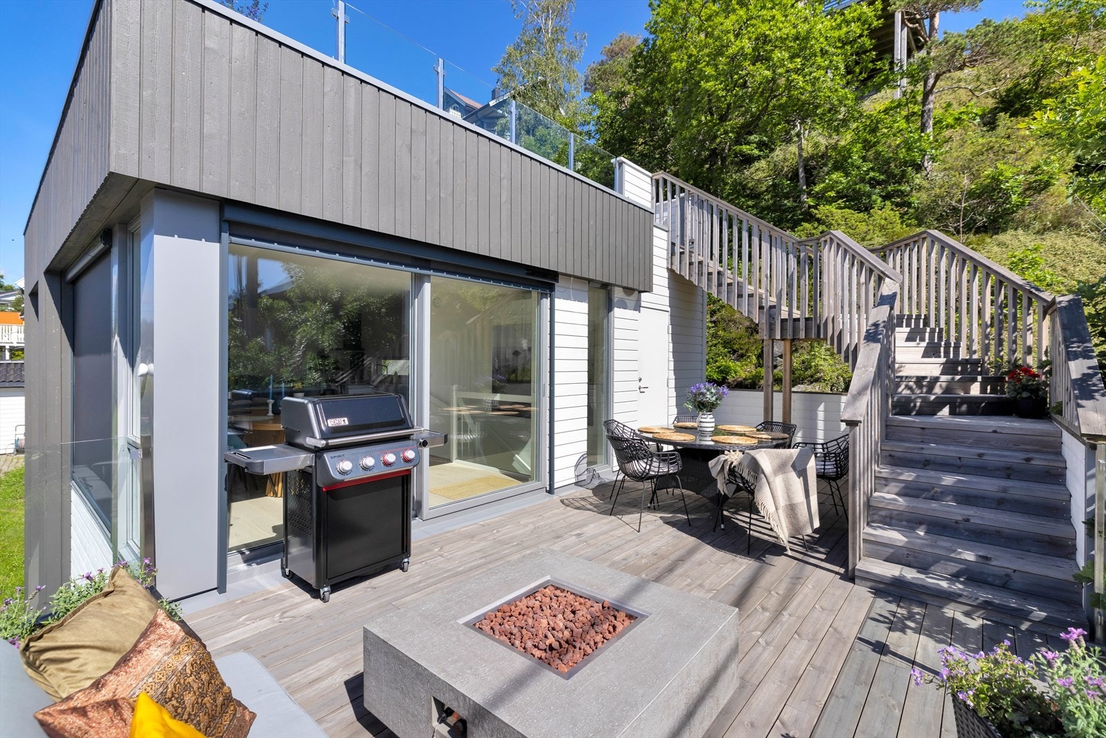 I 2. etasje finner du en romslig terrasse med god plass til både sittegruppe og grill. Galleribilde