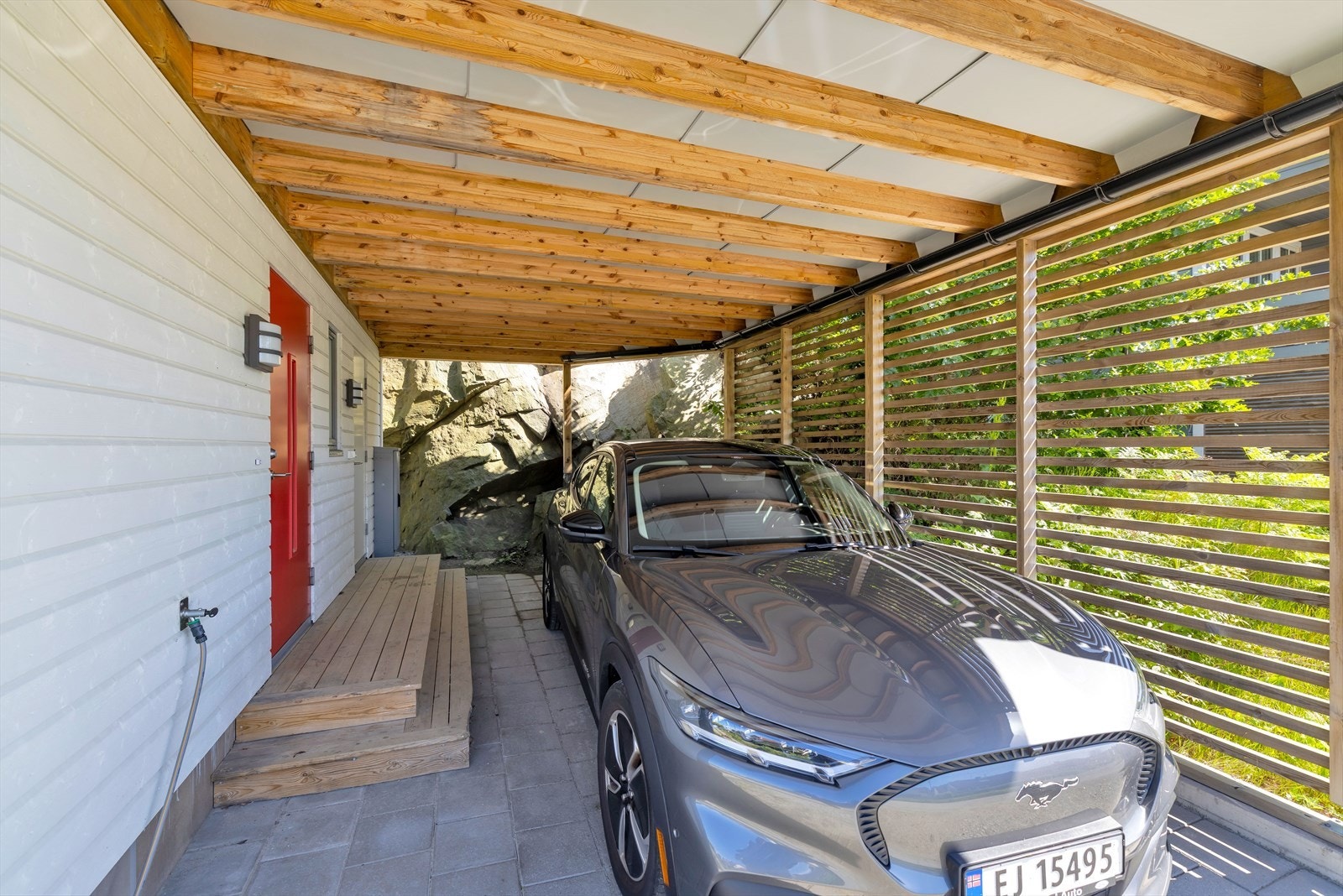 Carport med direkte adkomst til boligen. Her er det også adkomst til romslig utebod. Galleribilde