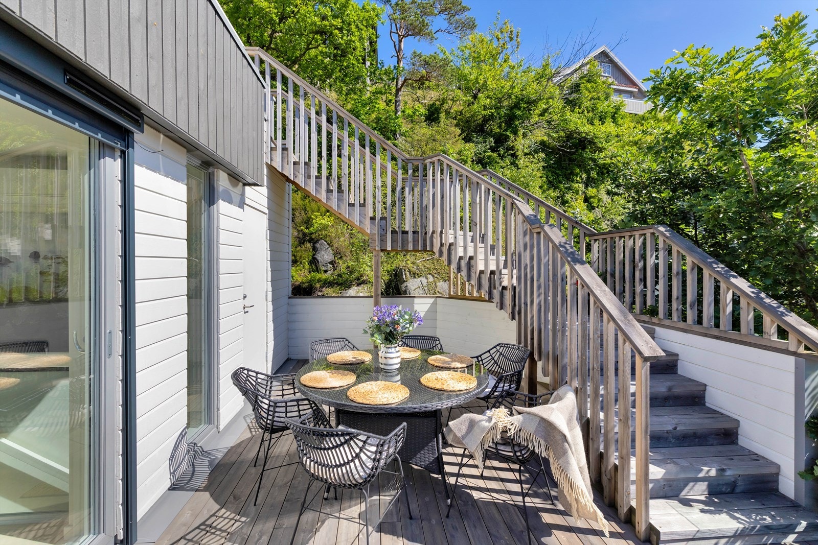 Her er det perfekt å ta med måltidene ut på fine sommerdager. Galleribilde