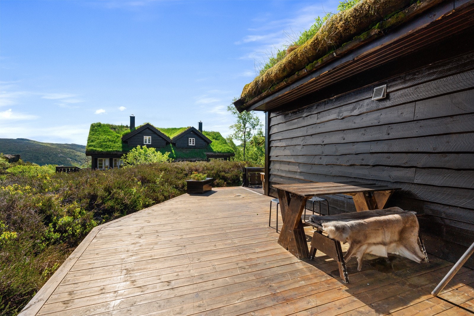 Terrasse med utsyn mot vakre omgivelser Galleribilde
