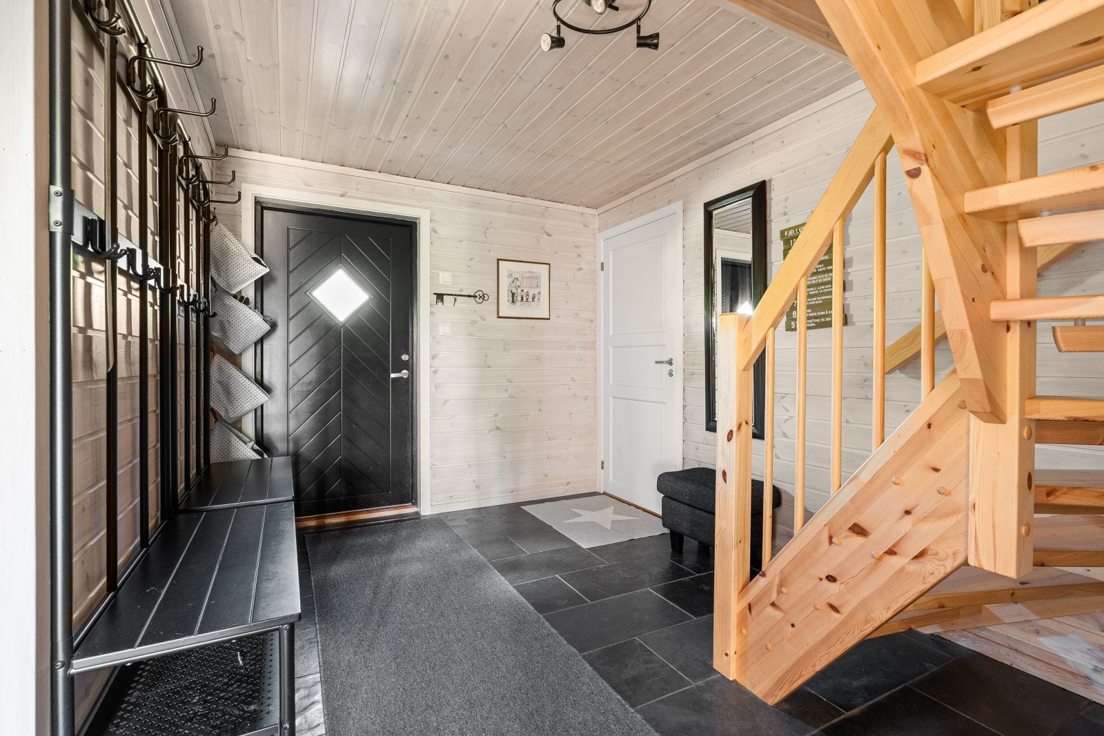 Praktisk inngangsparti med god lagringsplass Galleribilde