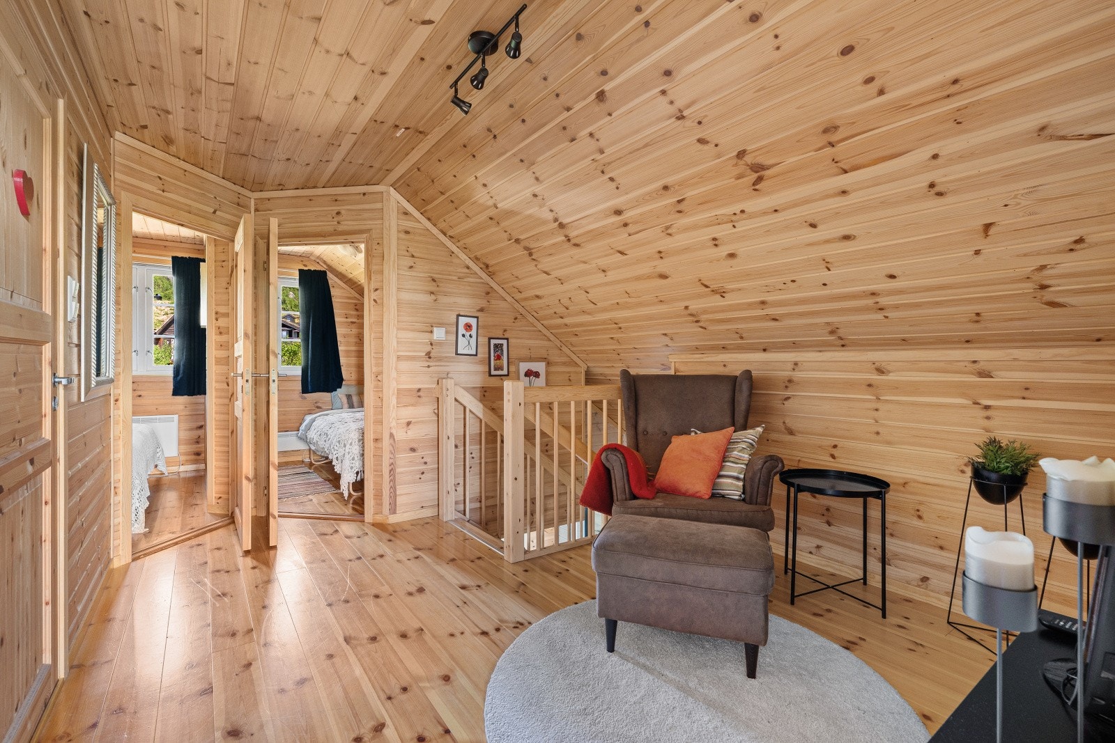 Lun loftsstue med naturlige materialer Galleribilde