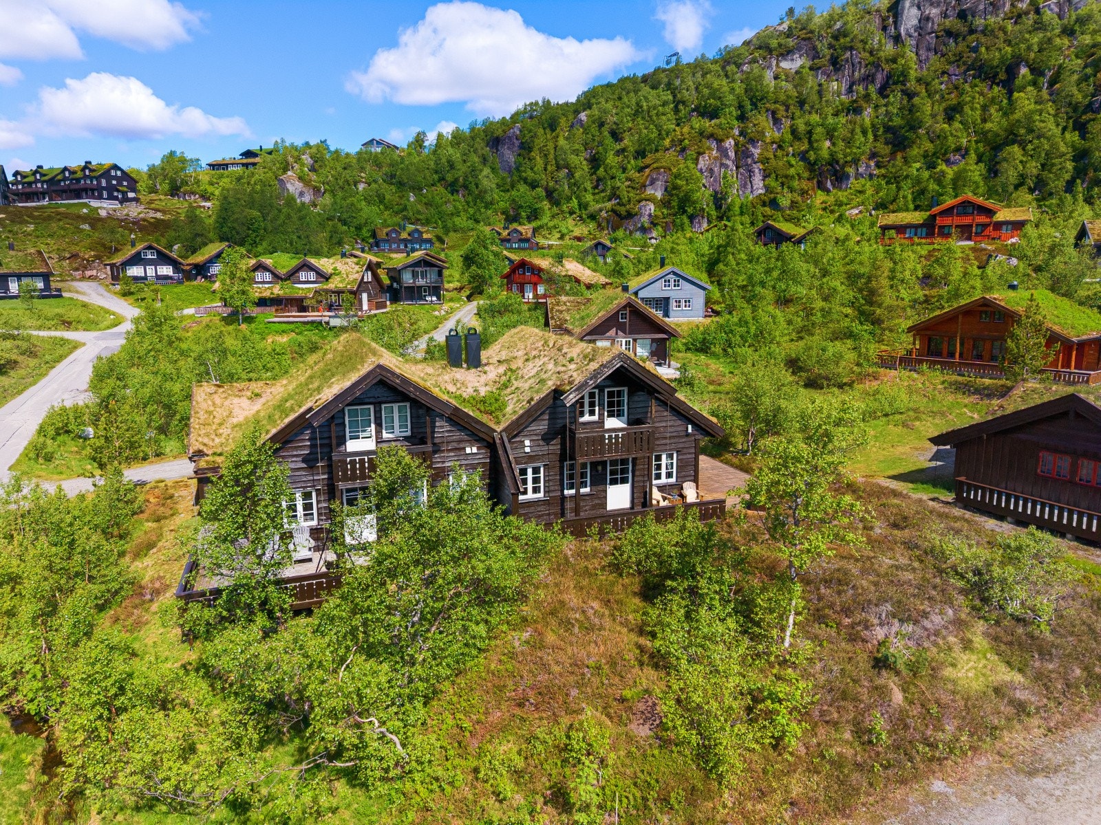 Helhetlig fasade med klassisk hyttestil Galleribilde