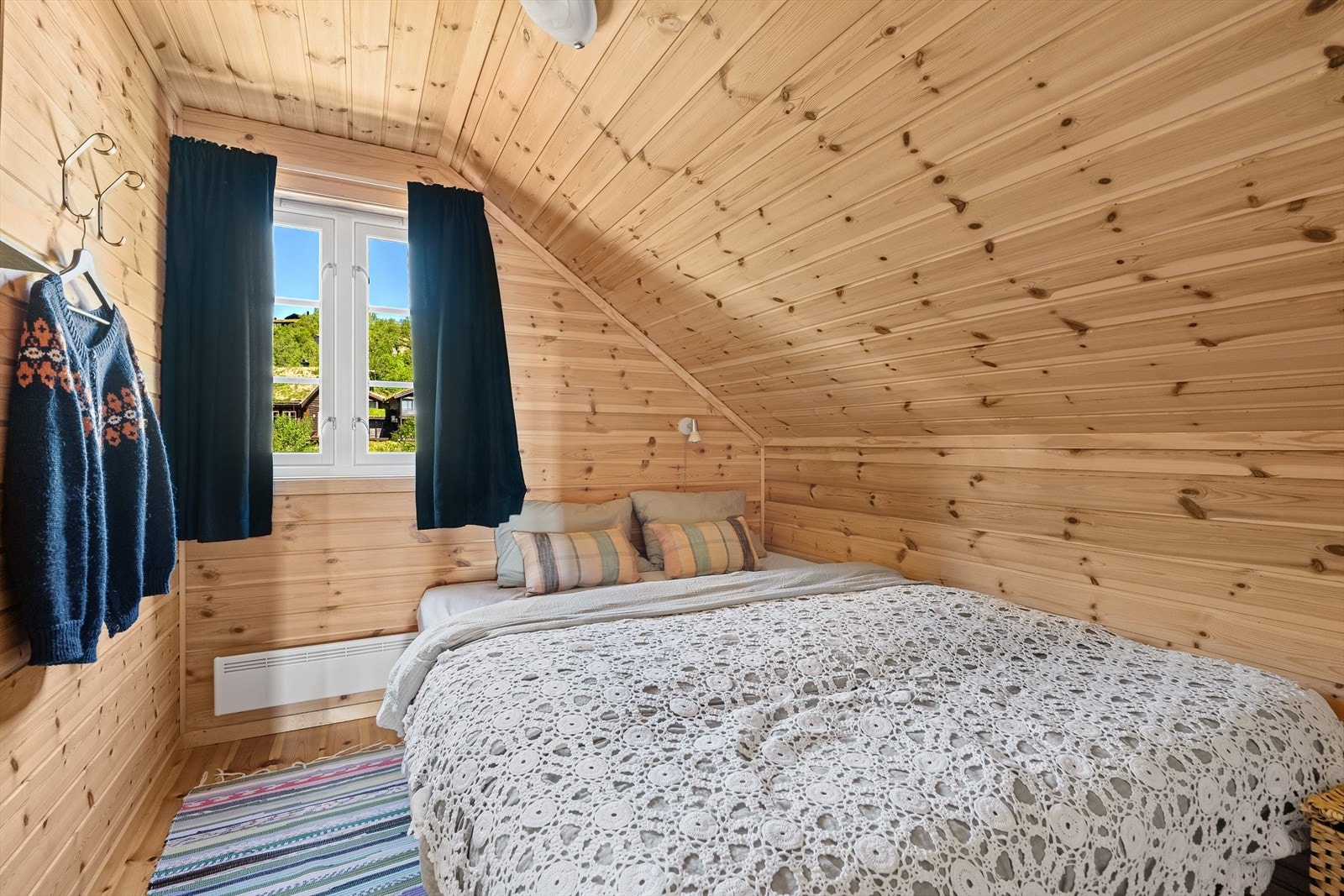 Hyggelig loftsområde med adgang til soverom Galleribilde