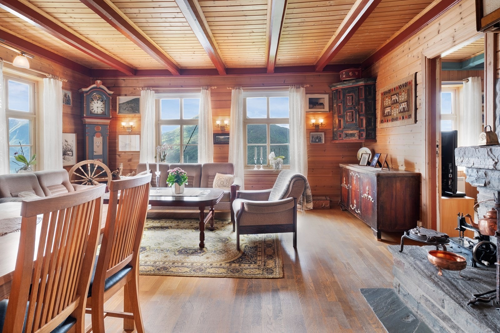 Overflater og innredning er i hovudsak frå 1970- og 80-åra, der huset har bevart mykje av sin opphavlege karakter gjennom trepanel, synlege bjelkar og tredører. Galleribilde