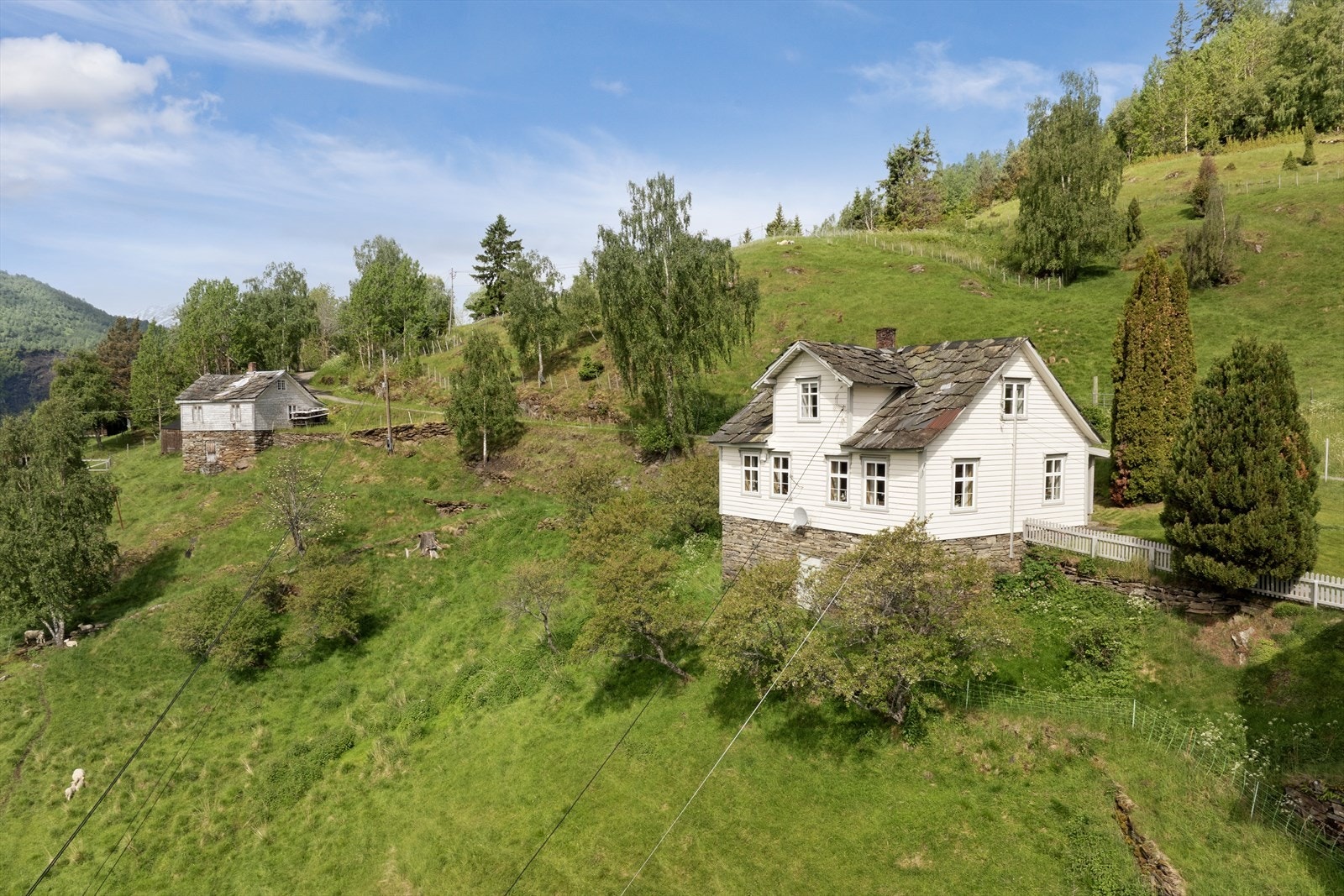 Våningshuset frå 1903 er oppført i lafta bindingsverk og er fordelt over tre plan. Galleribilde