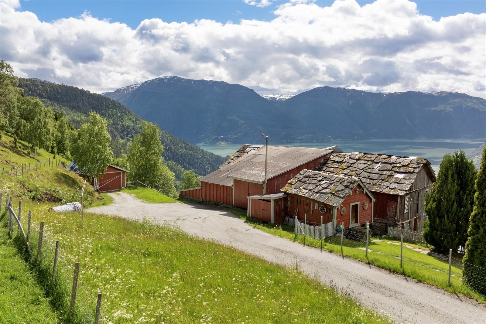 Dei eldre driftsbygningane på tunet vitnar om garden si historie. Galleribilde