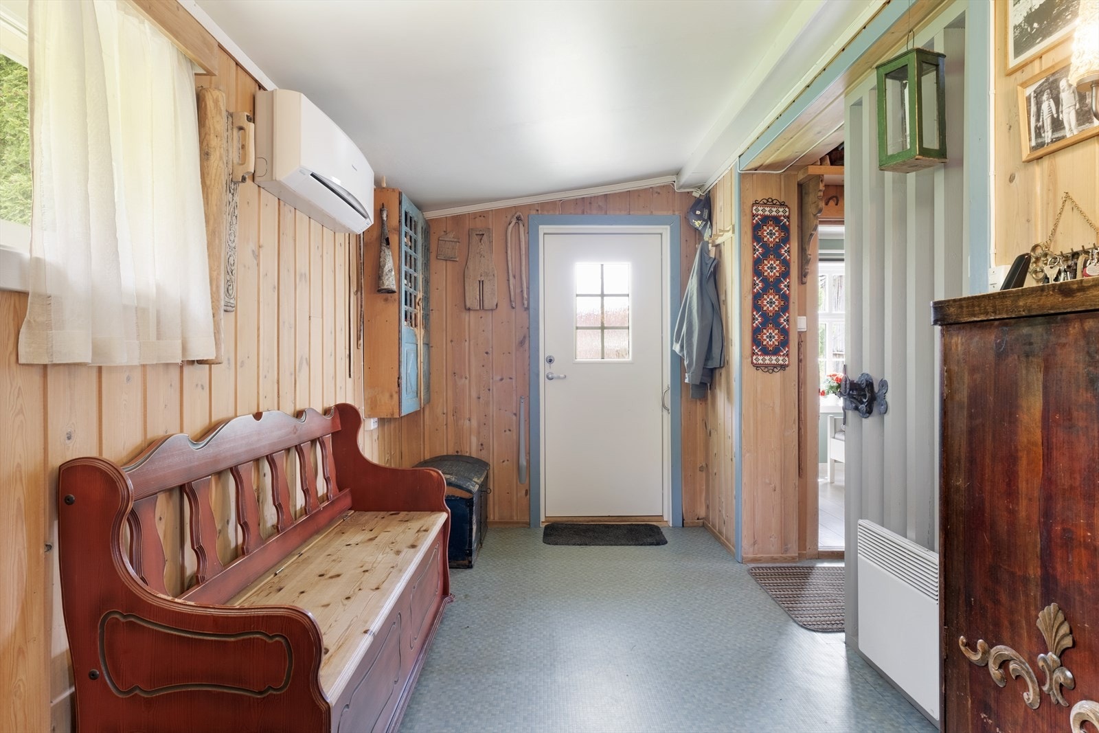 Velkommen inn! Romleg entré med plass til ytterklede og sko. Varmepumpe innstallert i 2011. Galleribilde