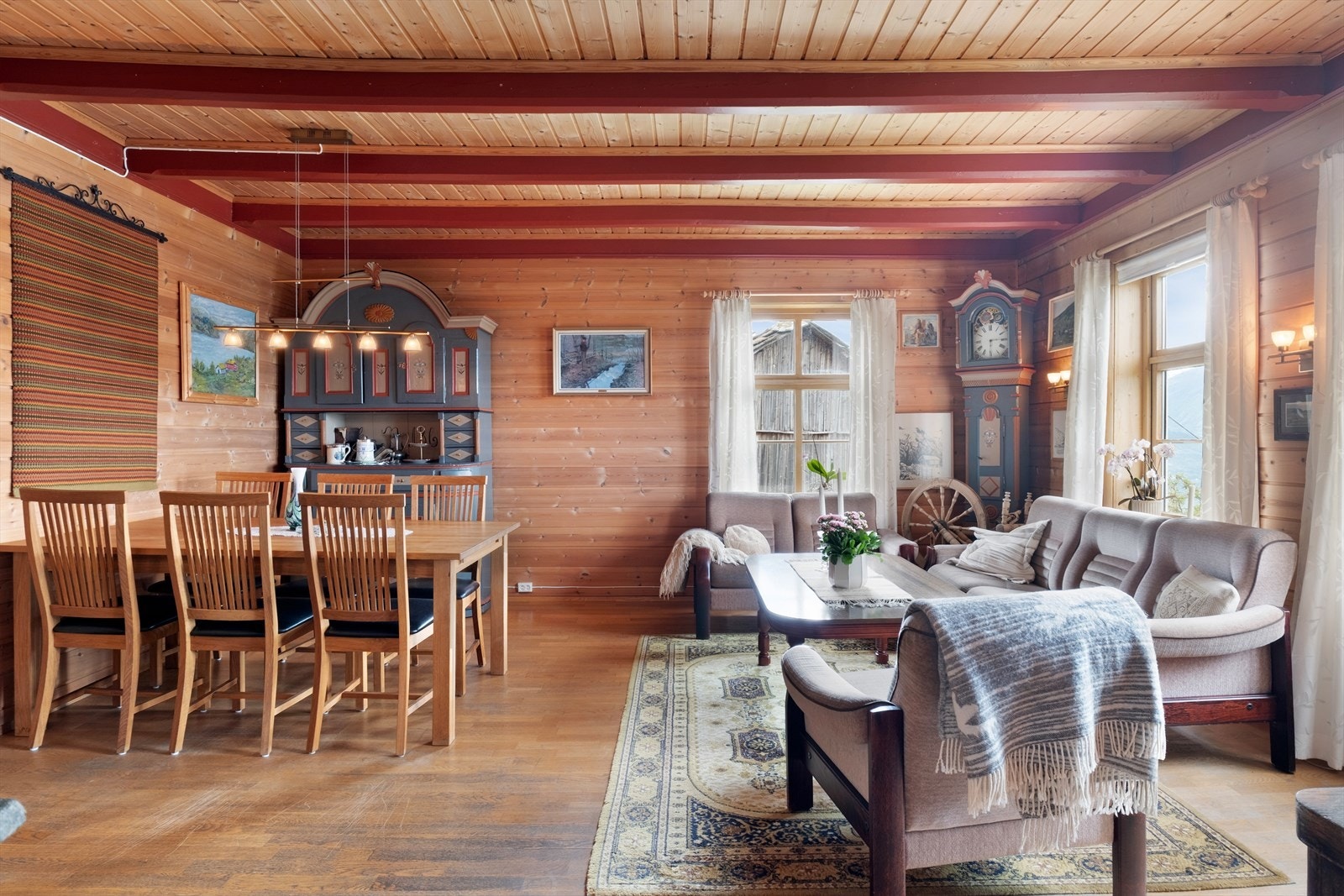 Hovudstova har god plass til både sofagruppe og spisebord for sosiale samankomstar. Galleribilde