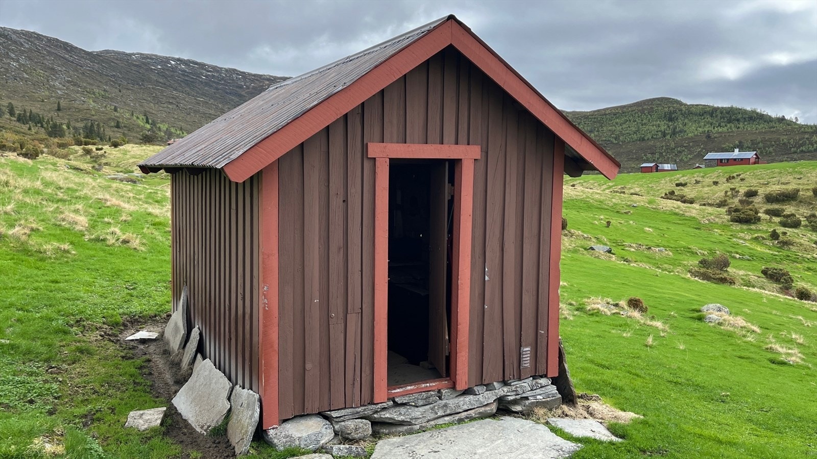 Uthus med vedbod og utedo. Galleribilde