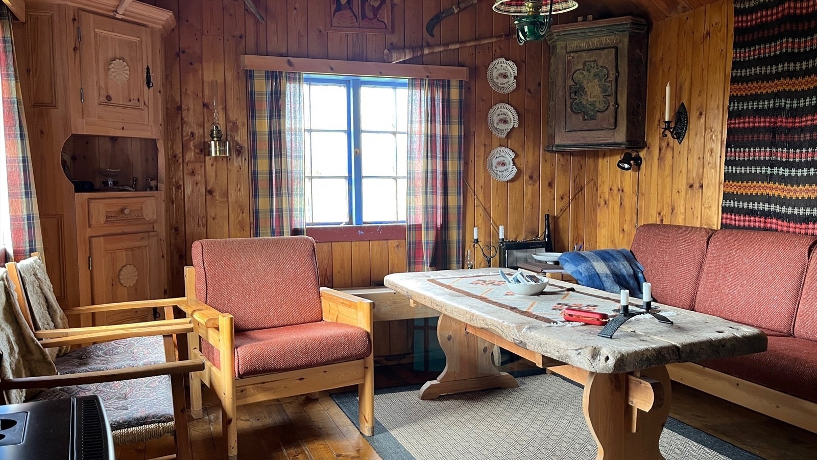 Stølshuset består av gang, stove, kjøken og soverom + hems. Galleribilde
