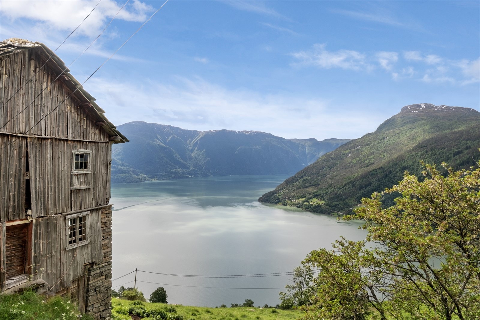 Frå eigedommen er det storslått utsikt mot Lustrafjorden, Marifjøra og Molden. Galleribilde