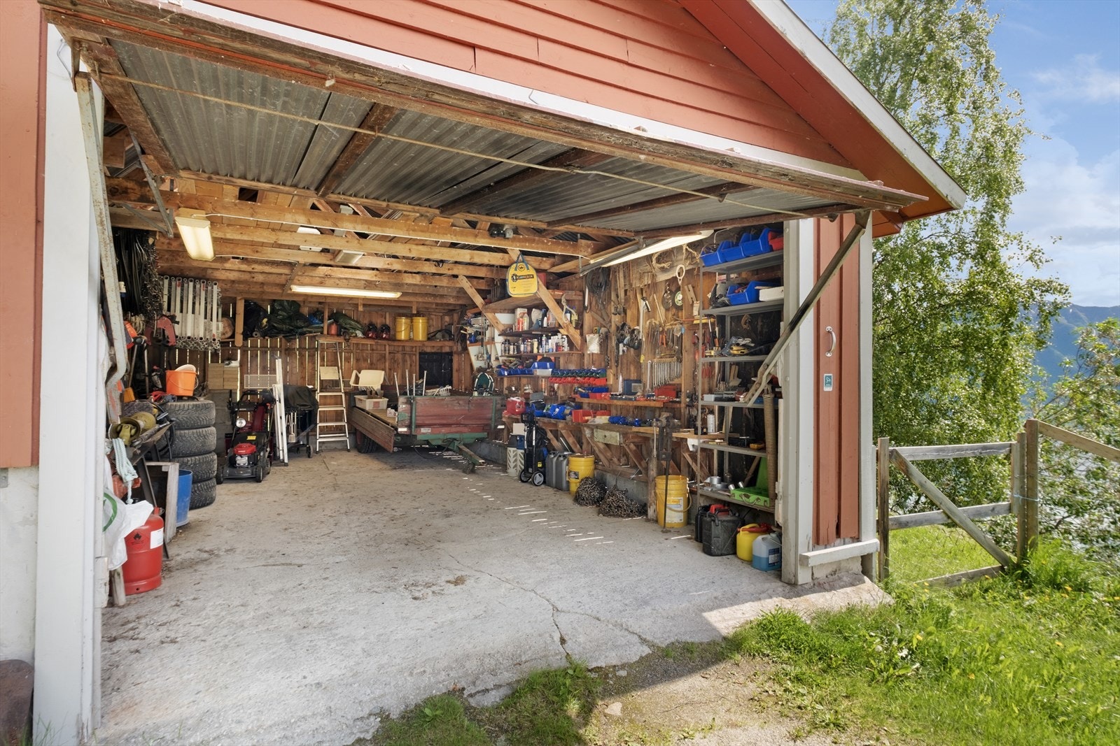 Romleg garasje frå 1978 med god plass til bil, reiskapar og lagring. Galleribilde