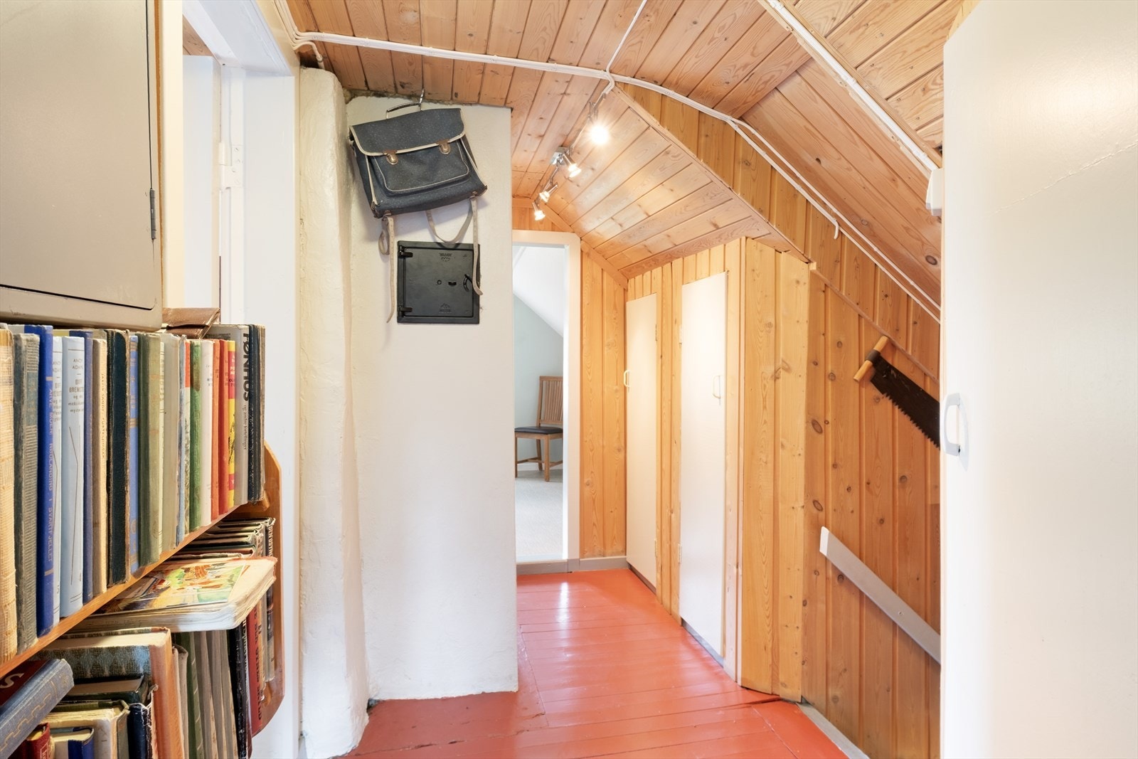 Loftet består av ein gang, tre soverom og boder. Galleribilde