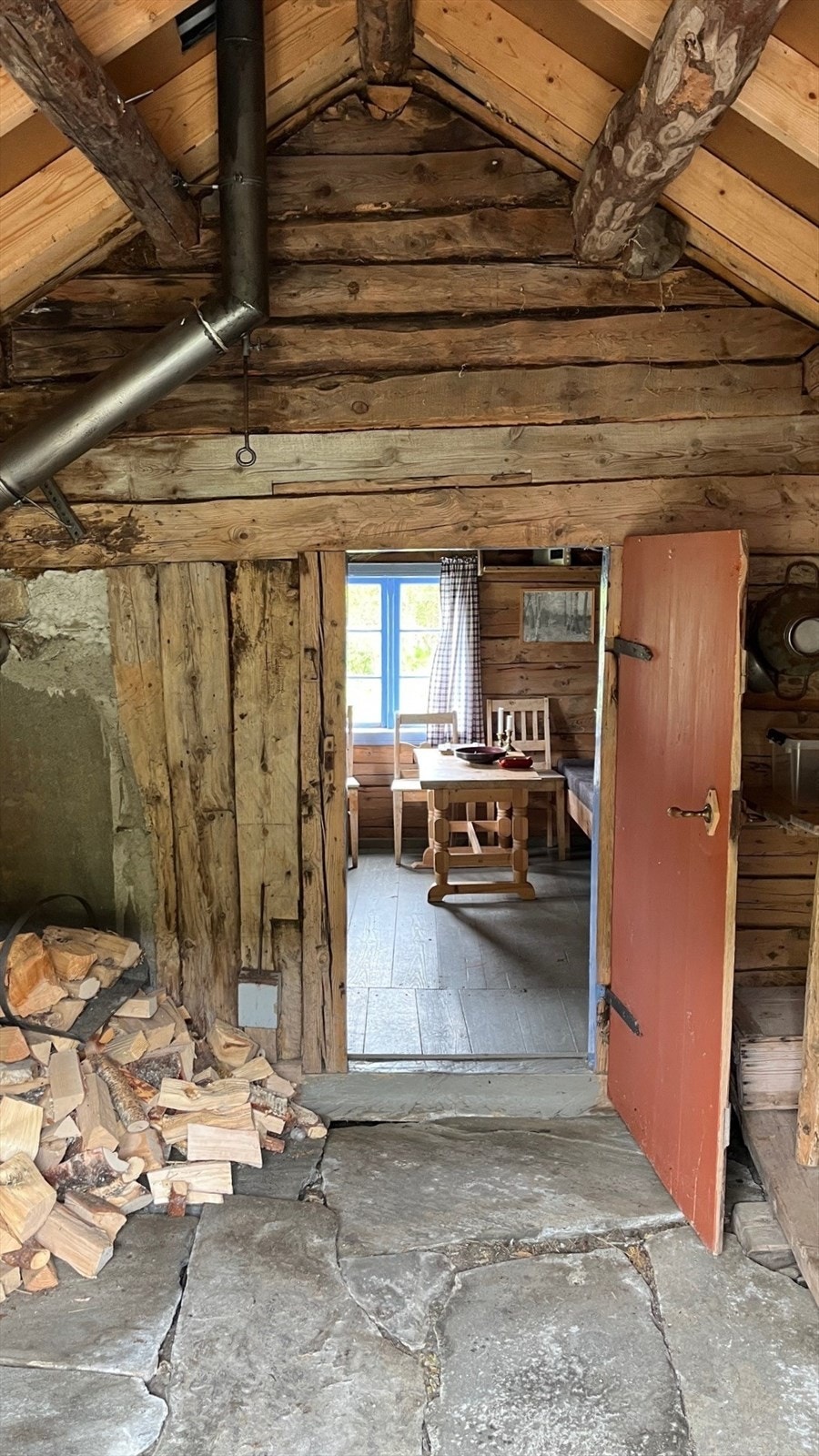 Stølshuset består av eit rom for opphald innreia med vedomn, og tilbygd del for oppbevaring. Galleribilde