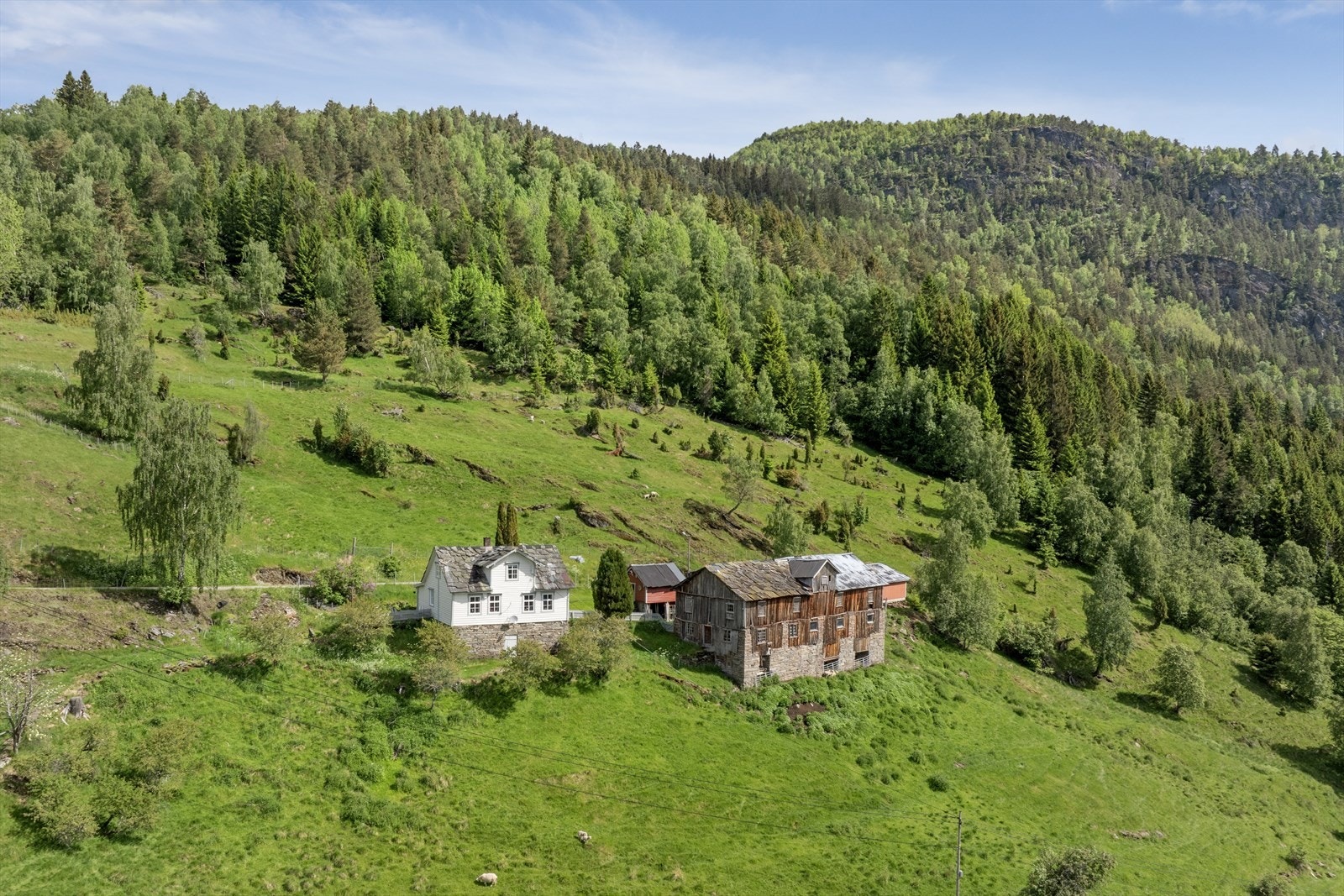 Eigedommen ligg på omlag 370moh, med triveleg tun beståande av bustadhus, fjøs/løe, garasje, stabbur og kårhus. Galleribilde