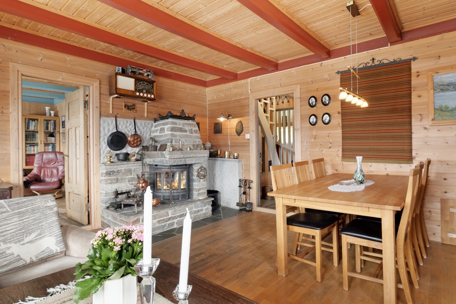 Den stemningsfulle peisen i naturstein er eit sentralt element i stova og gir god varme. Galleribilde