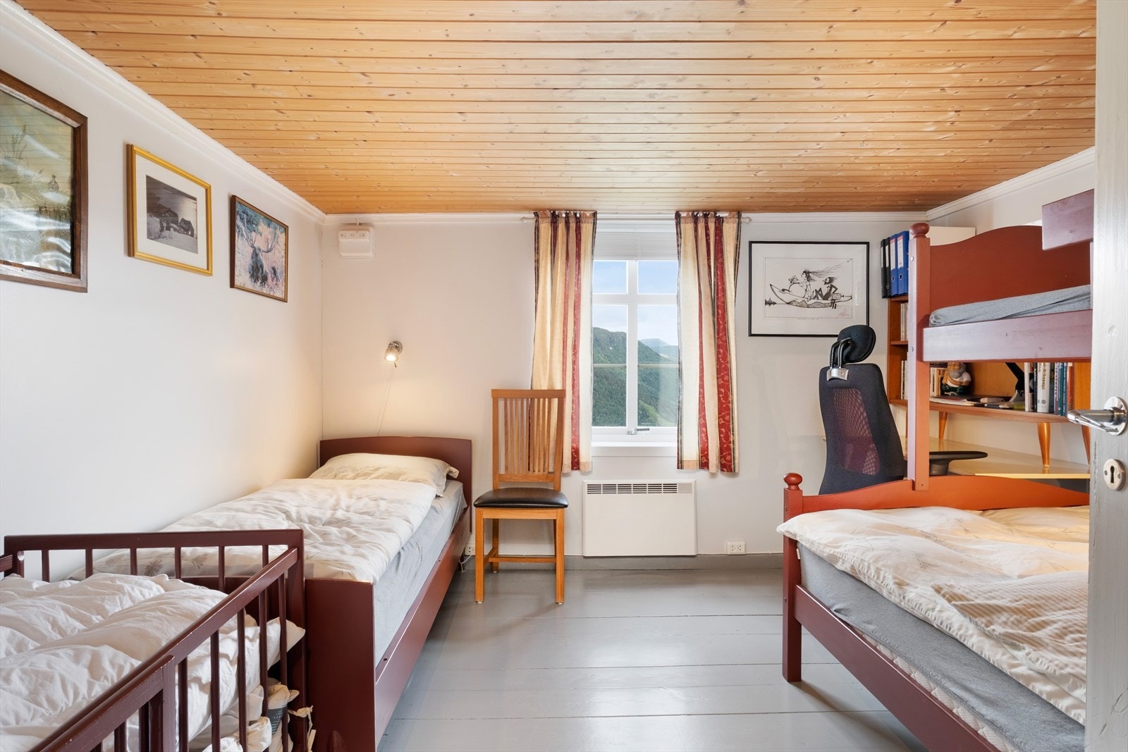 Romleg soverom med plass til fleire sengeplassar. Galleribilde