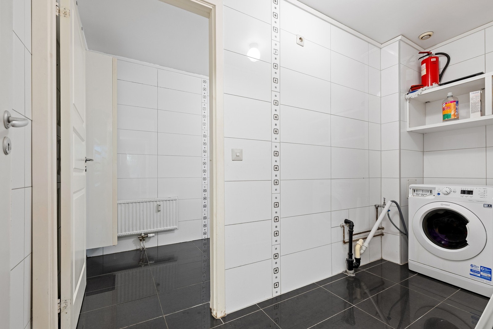 Boligen har to bad, hvorav ett bad i hovedetasjen og et bad/vaskerom i underetasjen. Galleribilde