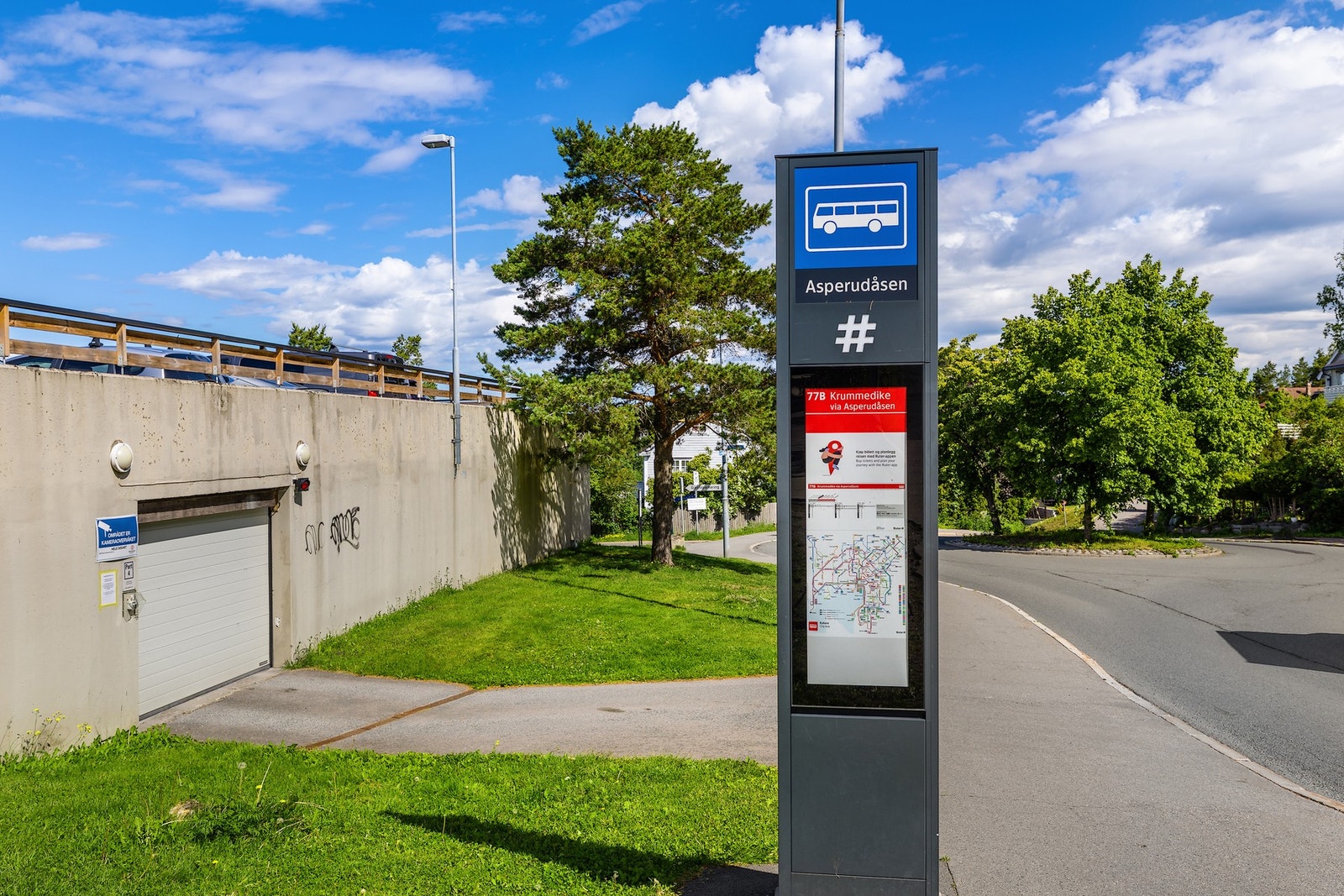 Kollektivtilbudet er svært godt med kort vei til både buss og tog. Holmlia stasjon ligger innen gangavstand, og toget bruker ca. 12 minutter til Oslo sentrum. Galleribilde