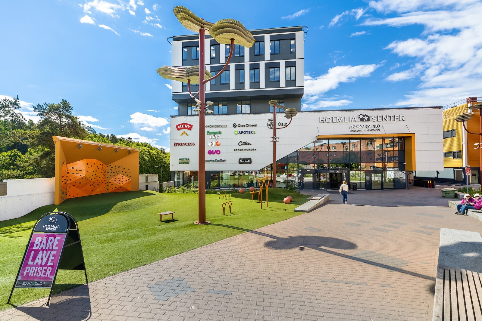 Innen kort avstand finner du nærbutikken på Asperud, samt Holmlia senter med et bredt utvalg av butikker og servicetilbud som dagligvareforretninger, apotek, legesenter, bibliotek, treningssenter og vinmonopol. Galleribilde