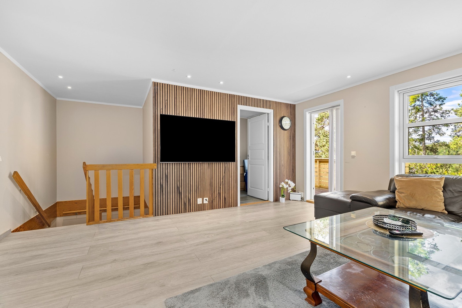 Stuen er boligens naturlige samlingspunkt og har gode møbleringsmuligheter for både sofagruppe og spiseplass. Galleribilde