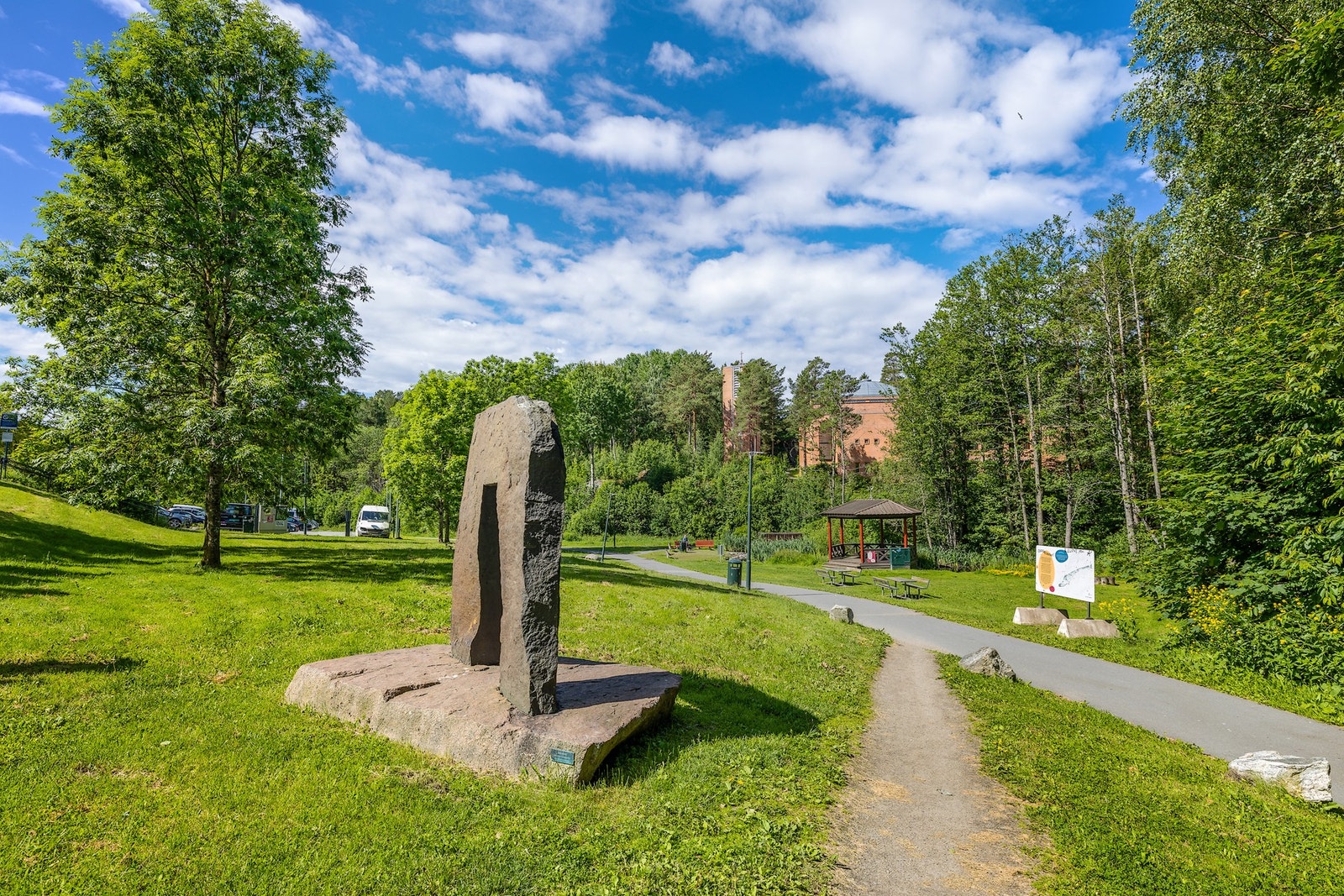 Området byr på flotte rekreasjonsmuligheter med nærhet til Østmarka, Grønliåsen, Hvervenbukta og flere idylliske tur- og badeområder. Galleribilde
