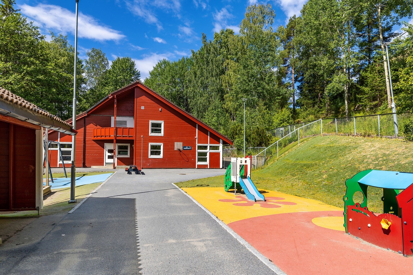Her bor du i rolige omgivelser med kort vei til både natur, servicetilbud og offentlig kommunikasjon. Galleribilde