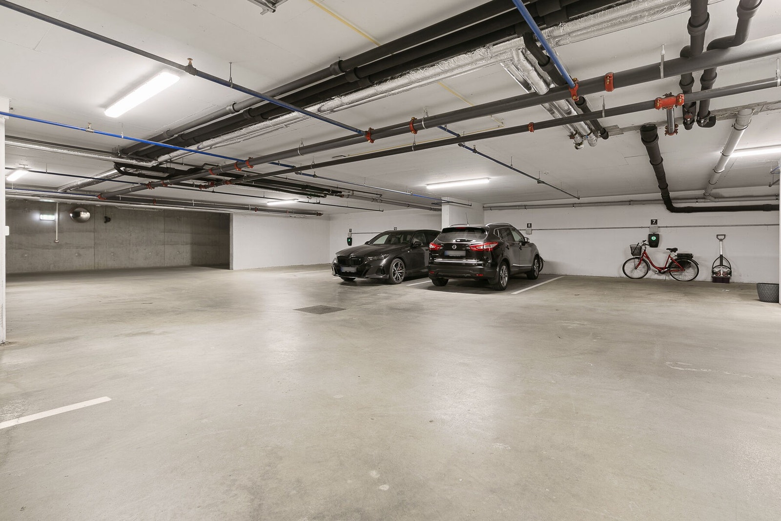 Det medfølger 2 p-plasser i garasjeanlegget. Den ene plassen har elbil-lader Galleribilde